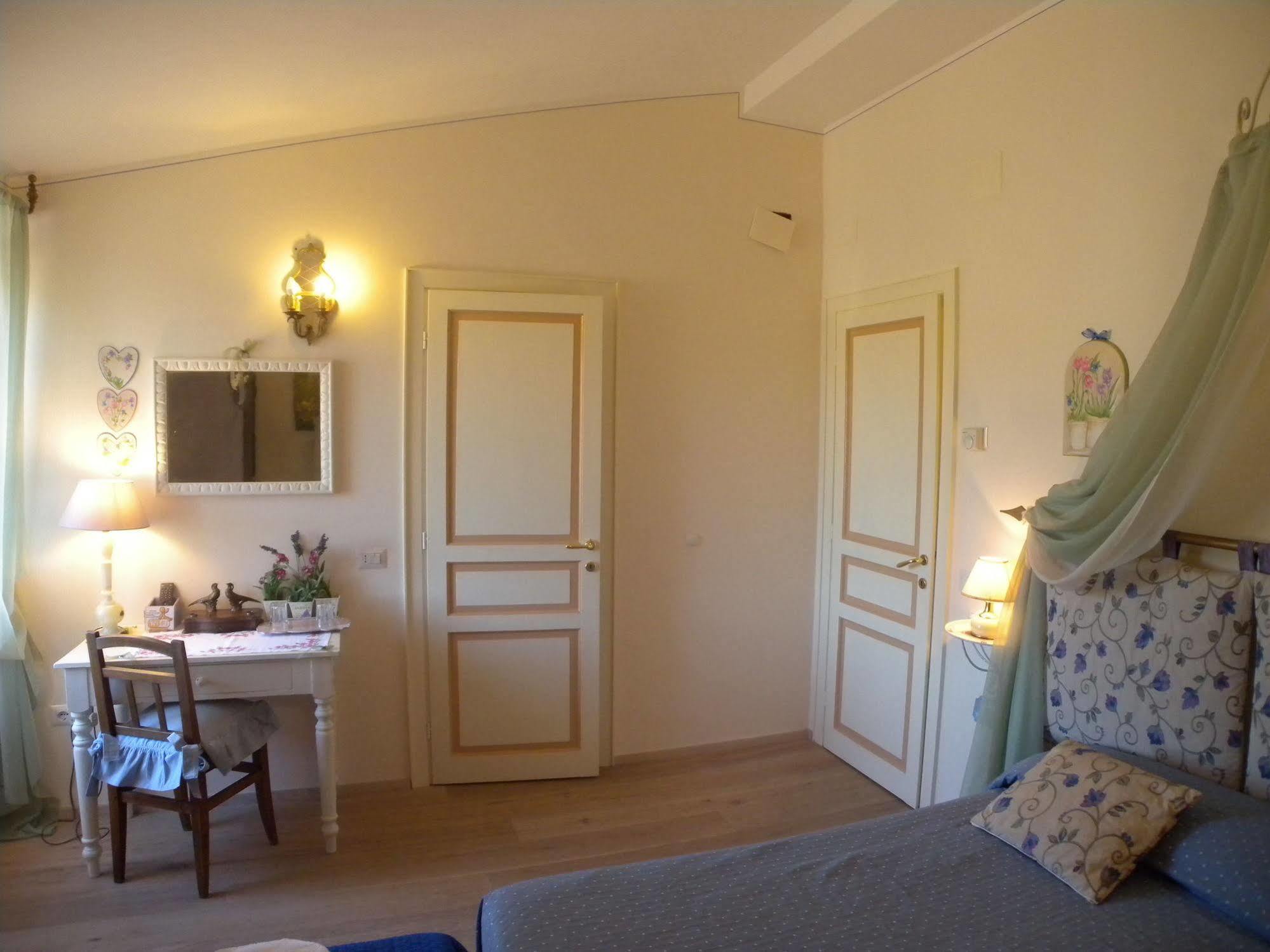 Bed And Breakfast A Casa Delle Fate Assis Exterior foto