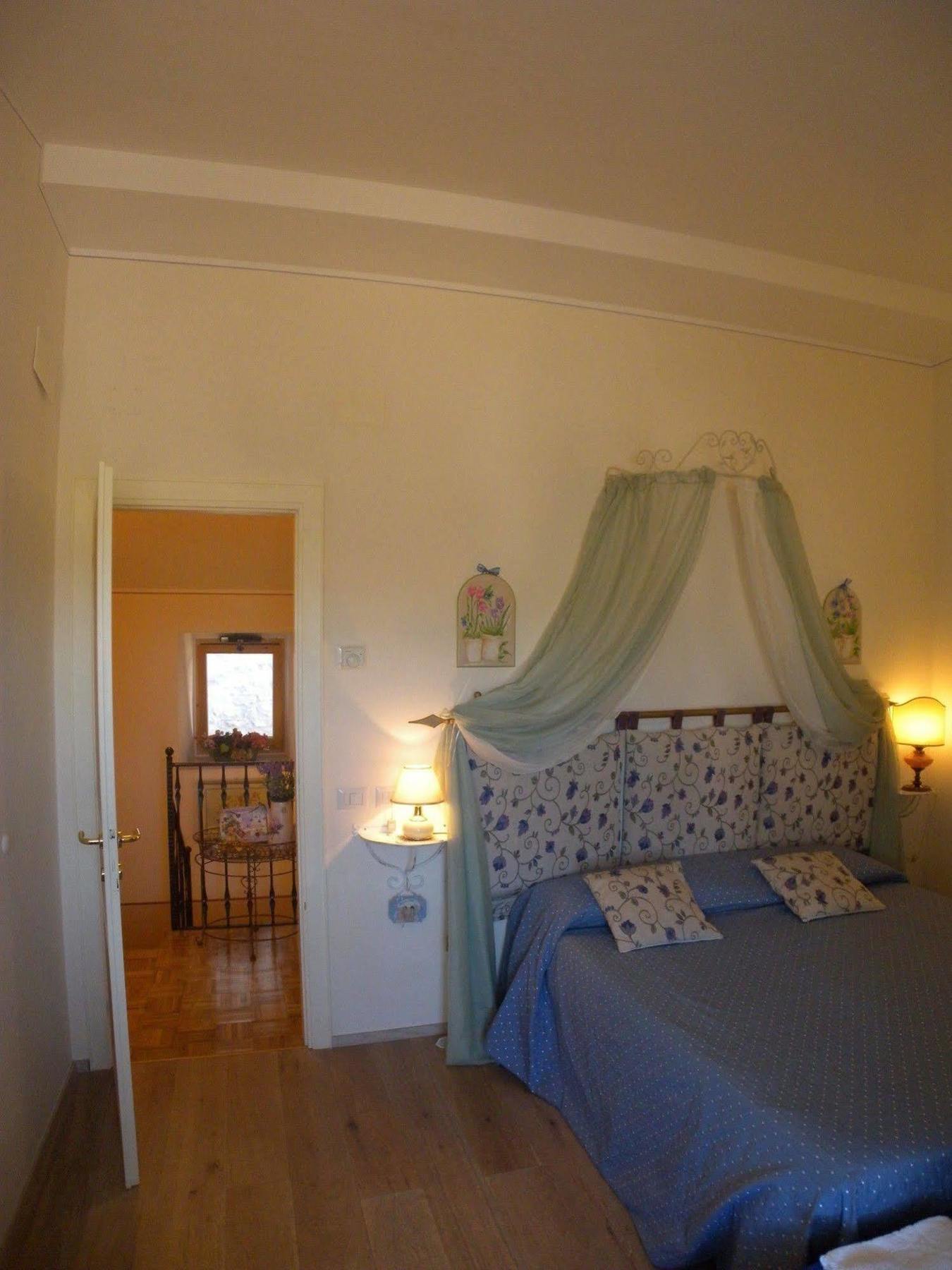 Bed And Breakfast A Casa Delle Fate Assis Exterior foto