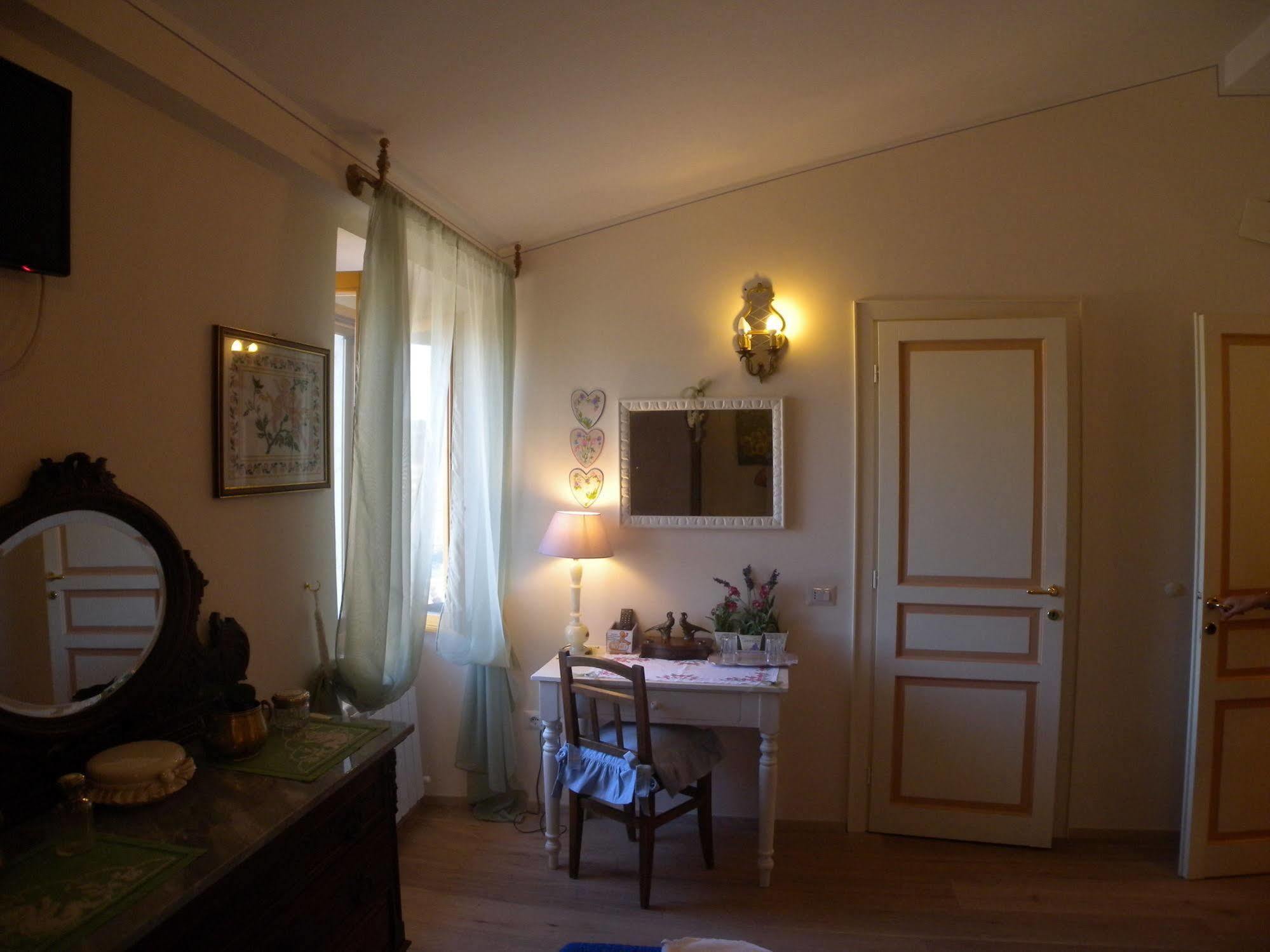 Bed And Breakfast A Casa Delle Fate Assis Exterior foto